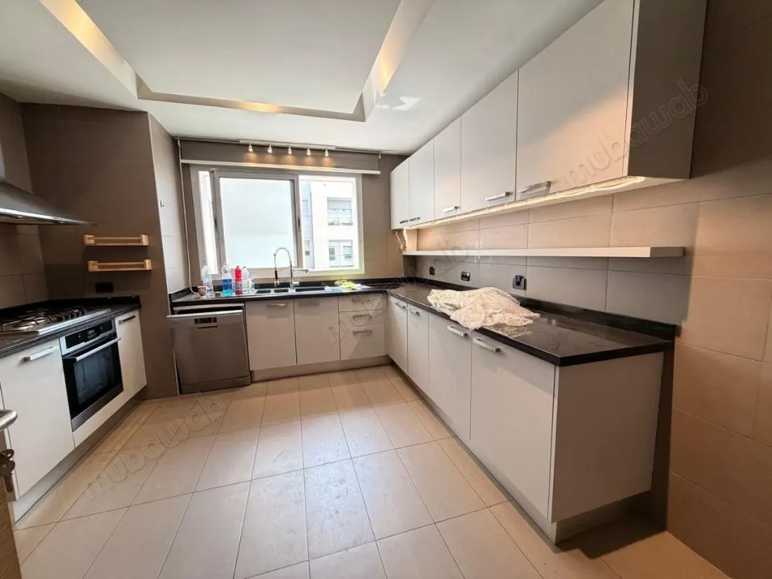 Appartement en location à Haut Agdal. 
Surface de 178 m². 
A... - الرباط (2)