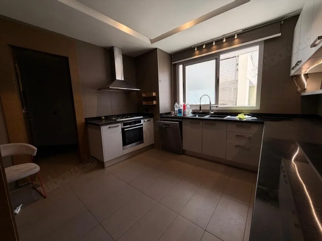 Appartement en location à Haut Agdal. 
Surface de 178 m². 
A... - الرباط (3)