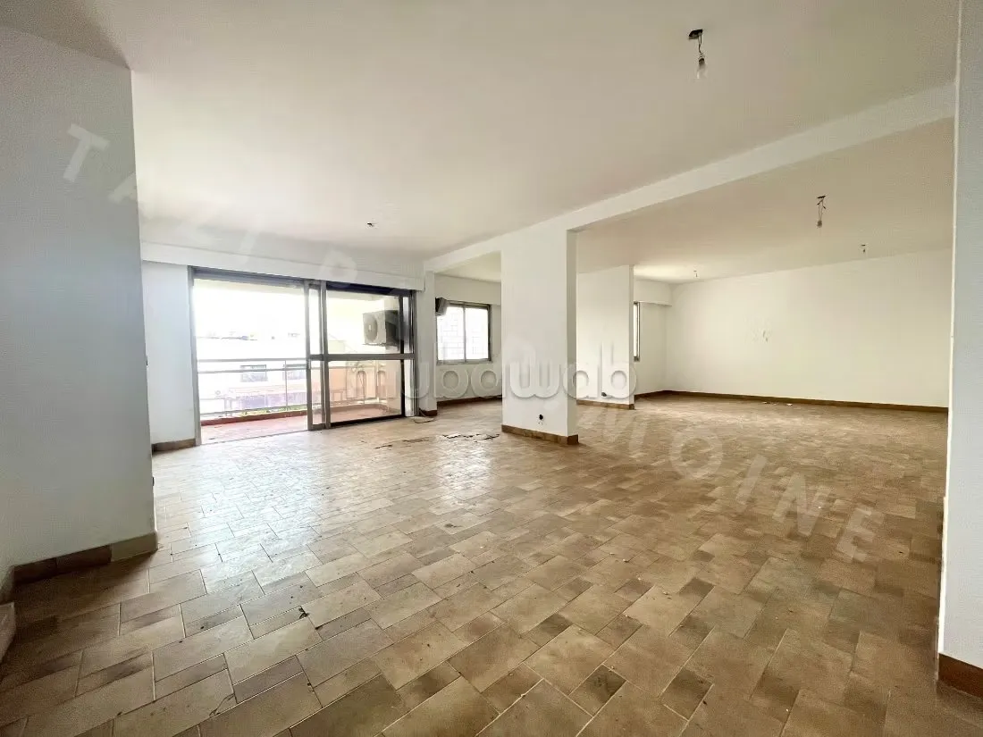 À vendre 4 chambres à rénover complètement 
9eme avec vue - الدار البيضاء