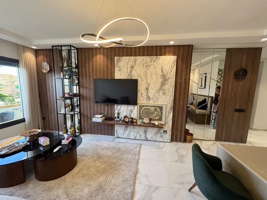 Vend appartement à Maârif.
Superficie 99 m².
Bien meublé - الدار البيضاء