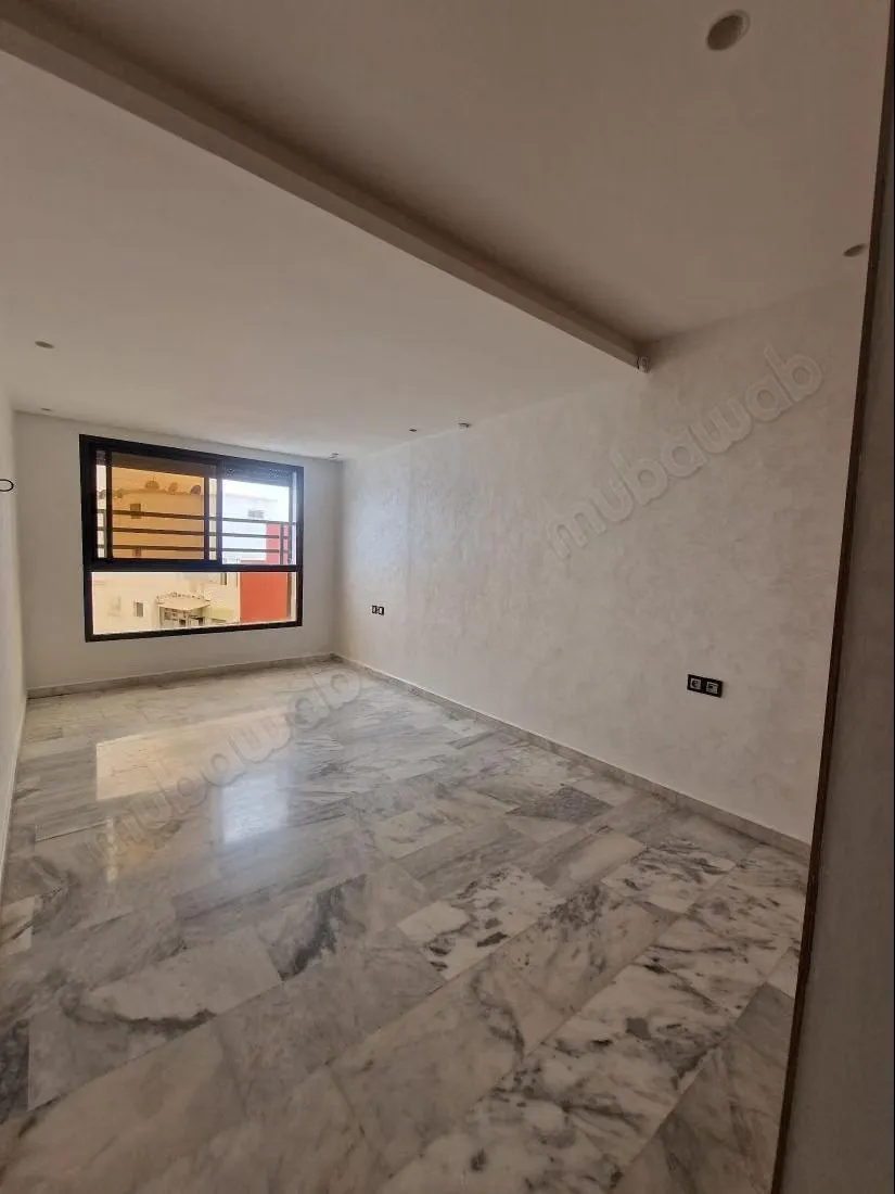 2chambres vide dernier étage a 2 mars - الدار البيضاء