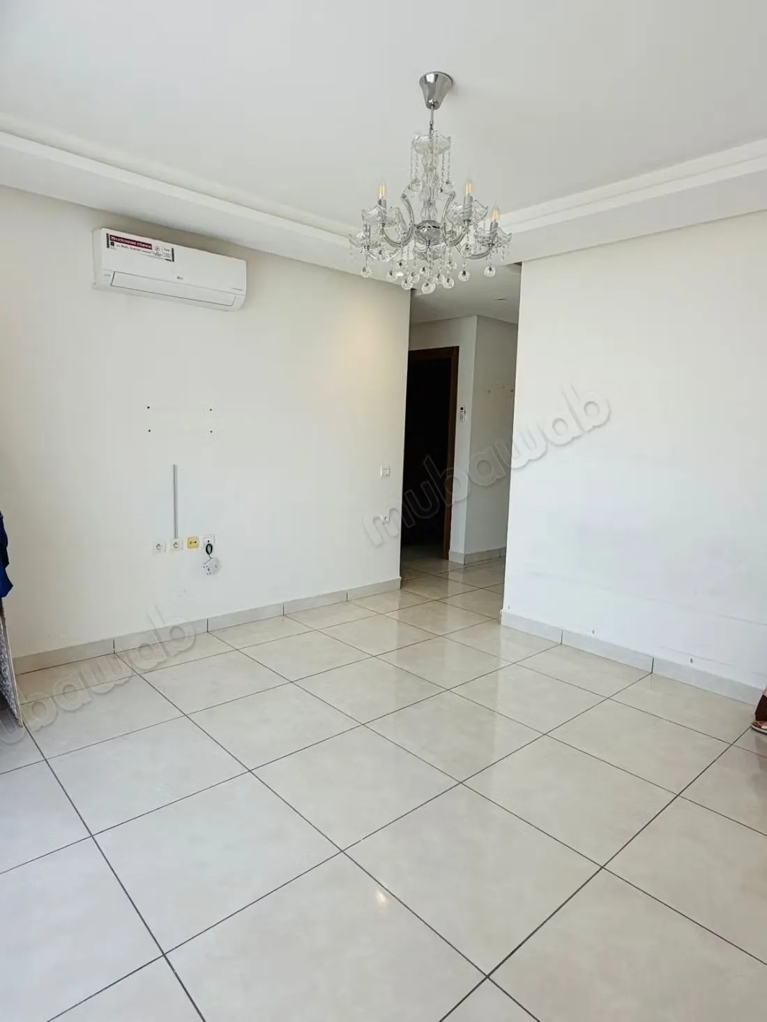Appartement vide avec balcon a louer 
aida village - طنجة (2)