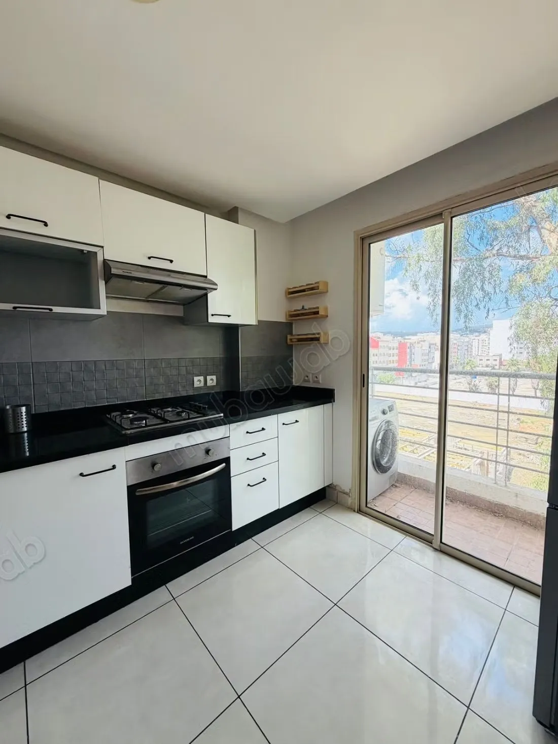 Appartement vide avec balcon a louer 
aida village - طنجة
