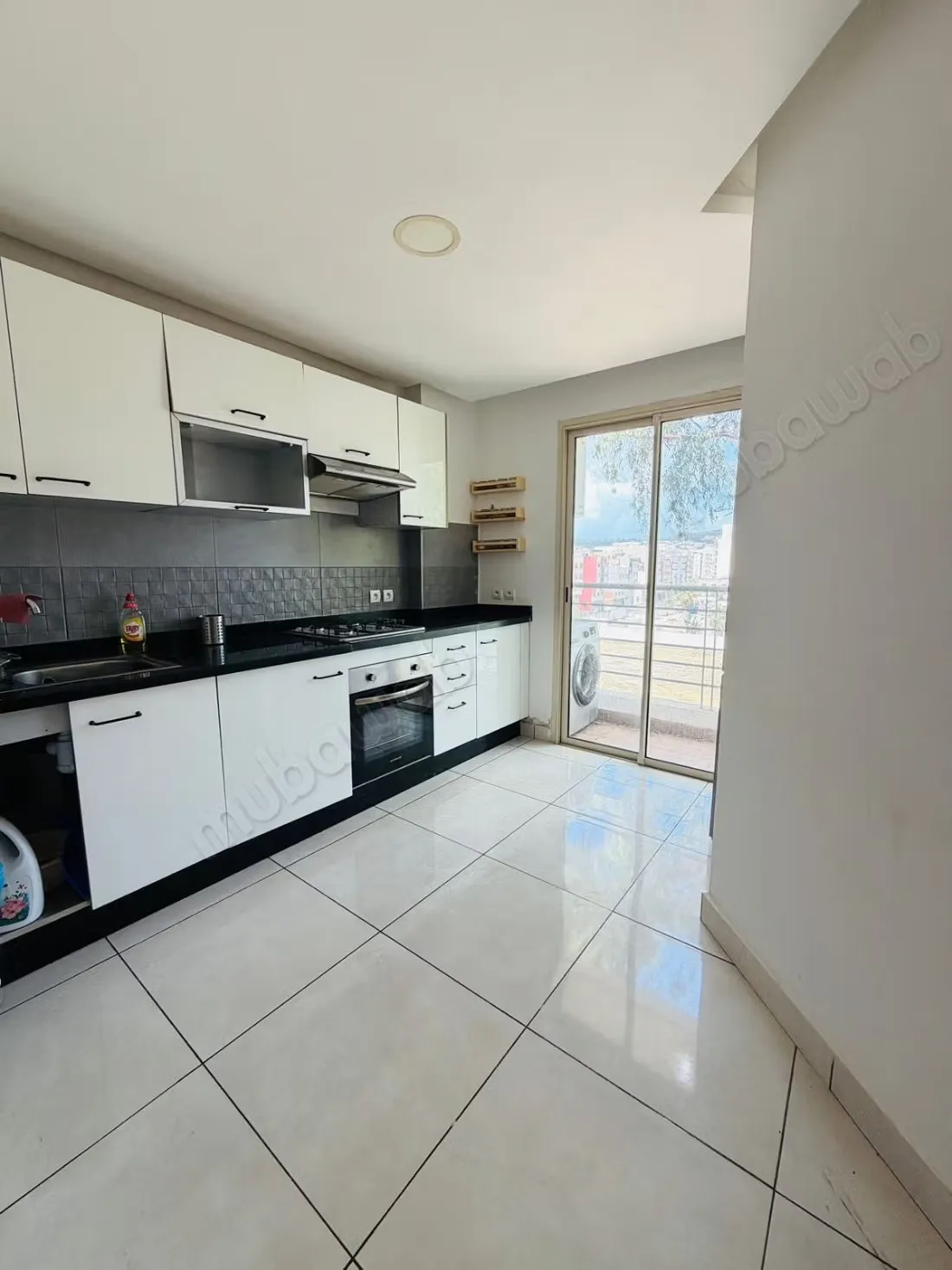 Appartement vide avec balcon a louer 
aida village - طنجة (3)