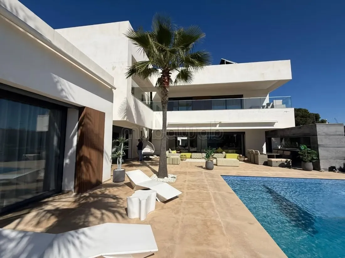 Très belle villa neuve à vendre à souissii - الرباط
