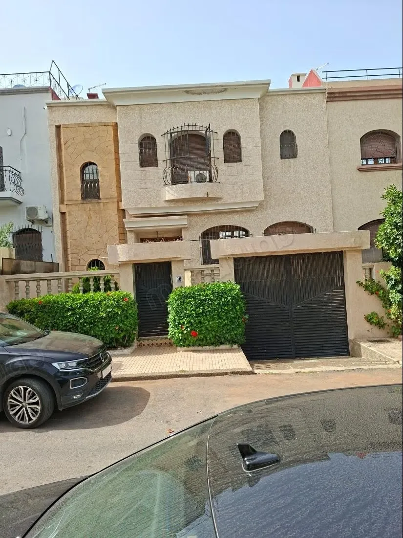 A vendre jolie villa en face du quartier CFC - الدار البيضاء