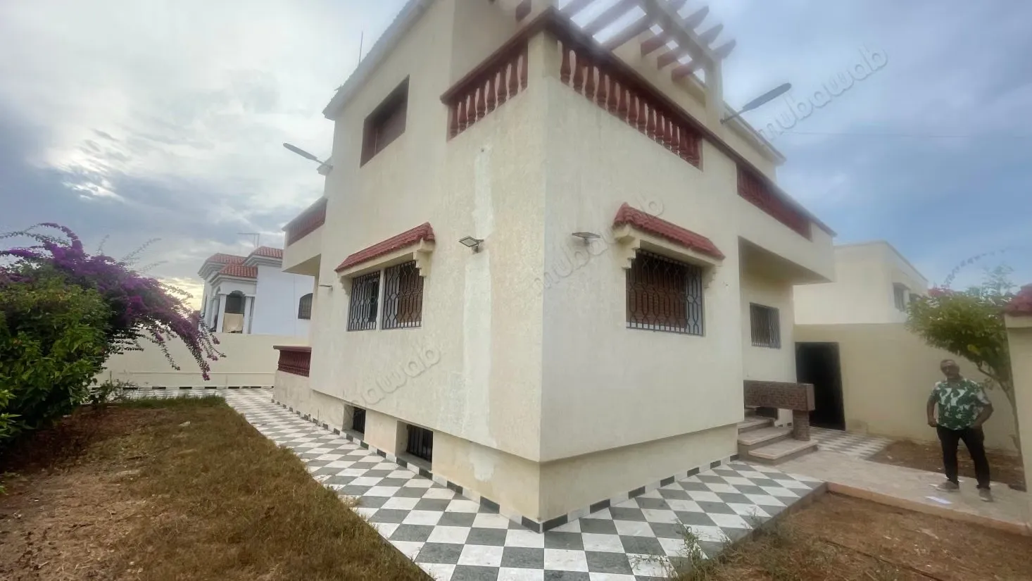 Villa de luxe à vendre à Hay Al Fath.
Superficie 395 m².
Gar... - الرباط