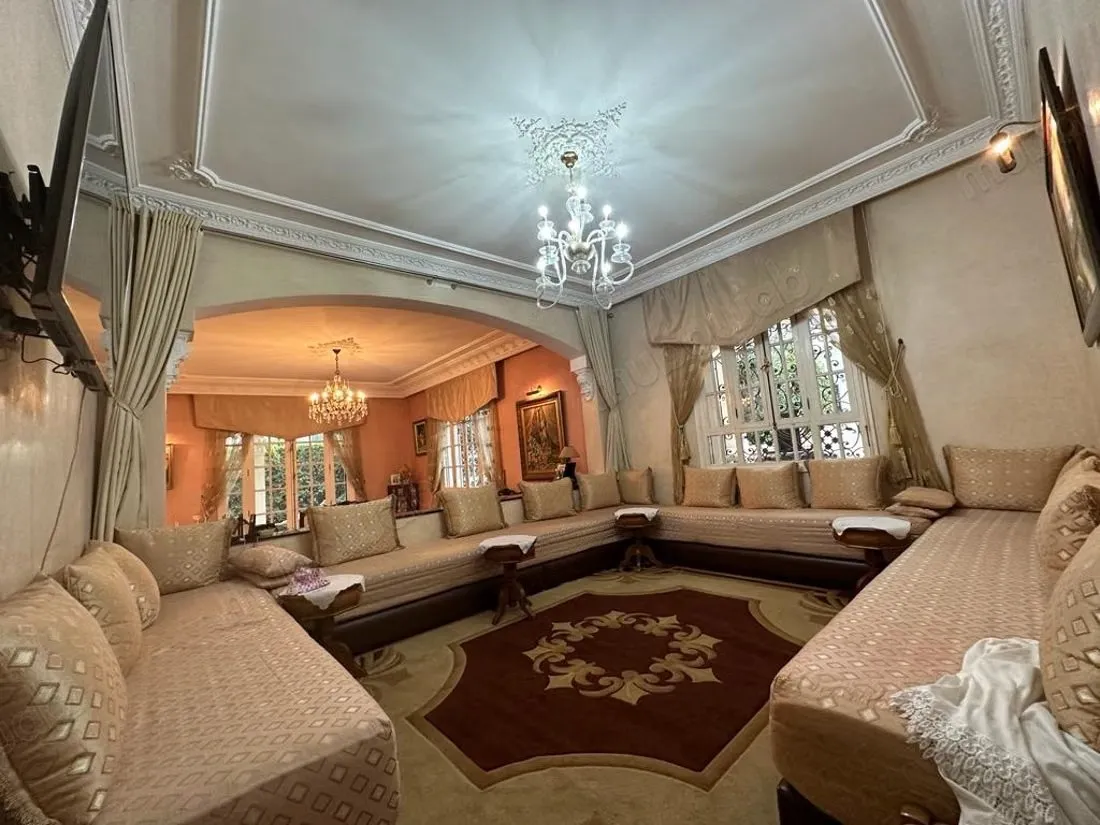 Villa d'angle sur 2 niveaux avec cavé et garage - الدار البيضاء