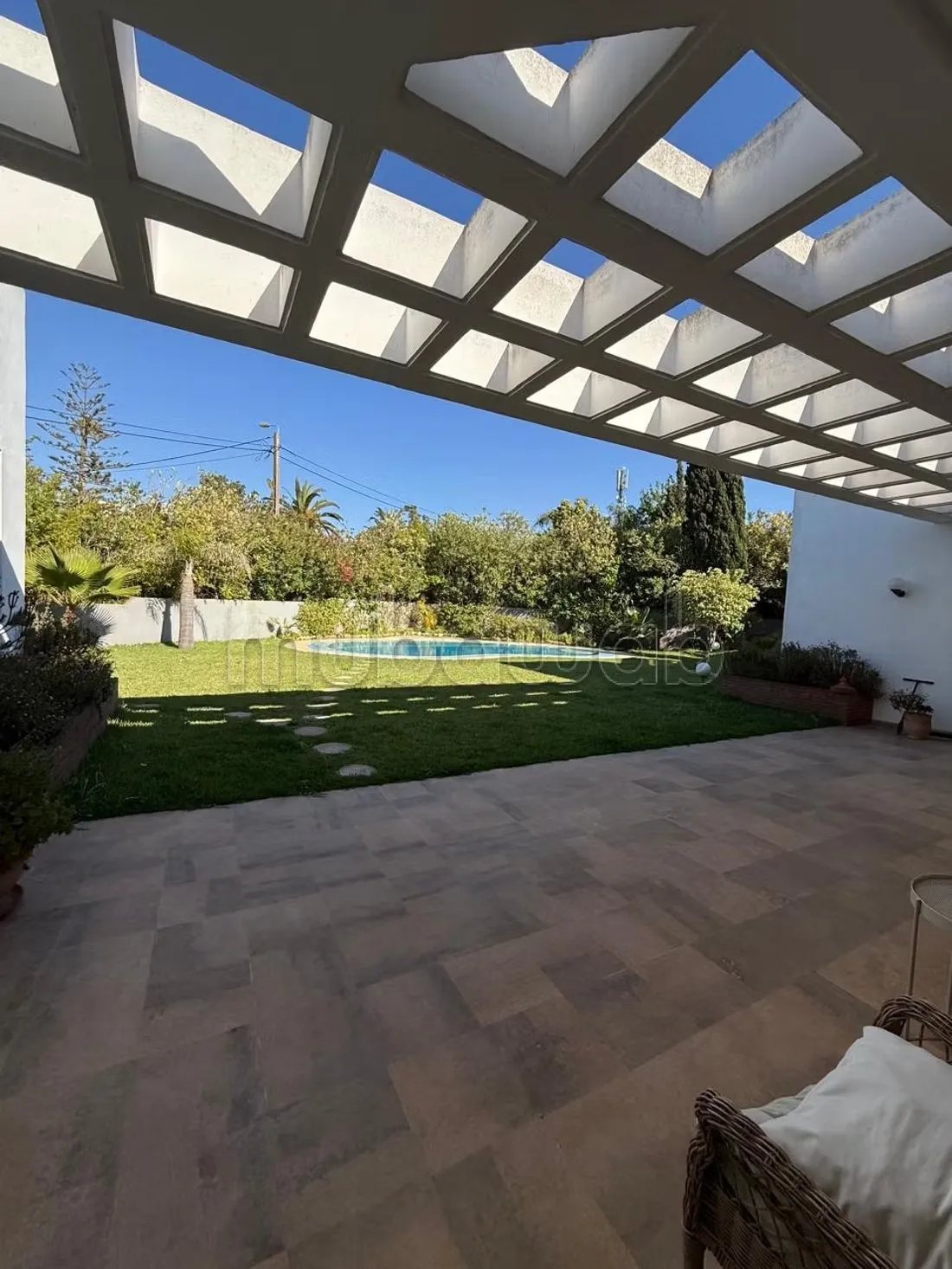 Villa de 2000m² en location à Souissi 
RABAT - الرباط (2)