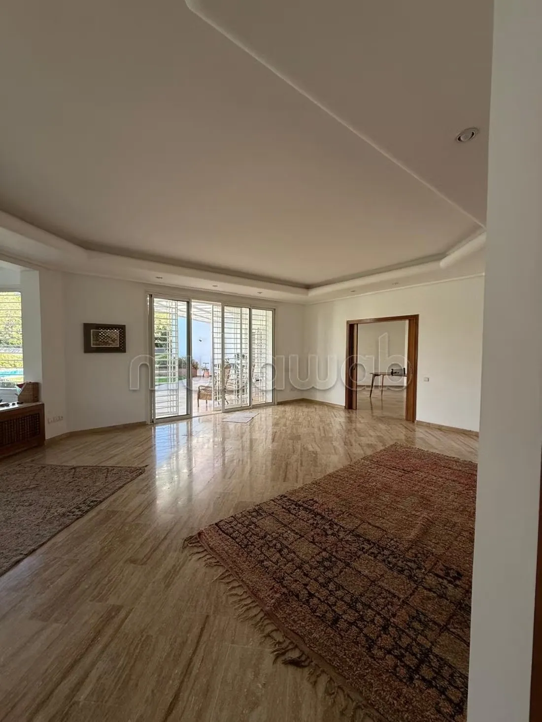 Villa de 2000m² en location à Souissi 
RABAT - الرباط (3)