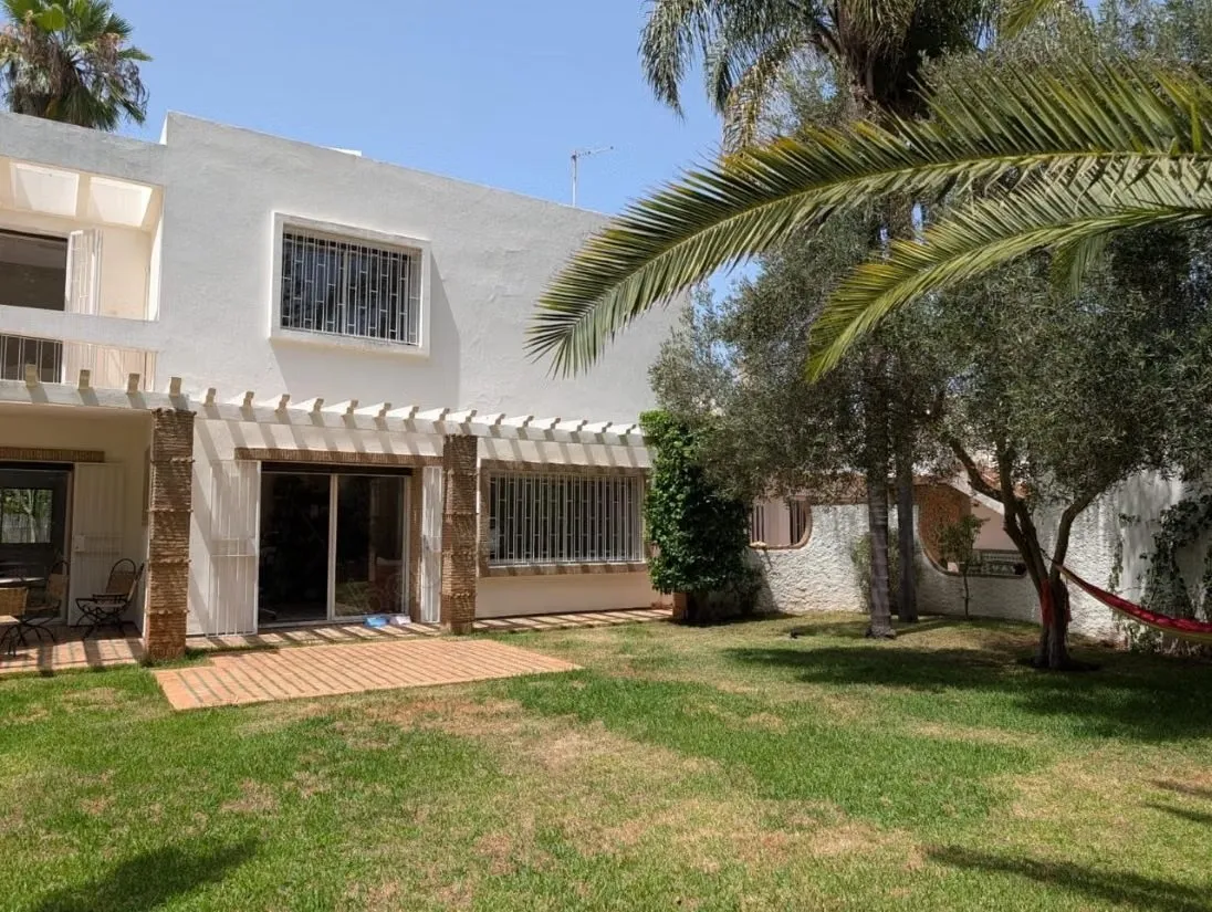 Villa en location meublée à Souissi - الرباط (3)