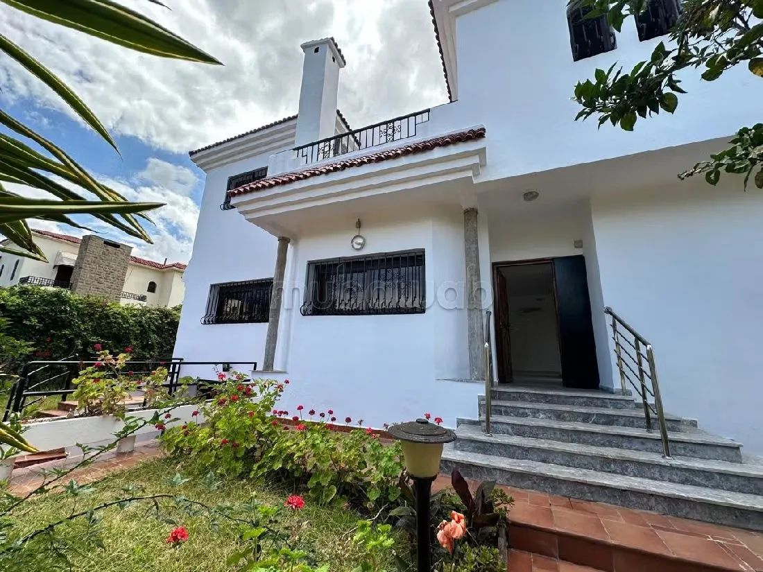 Villa à Louer de 421.0 m² à Rabat, Riyad Extension - الرباط