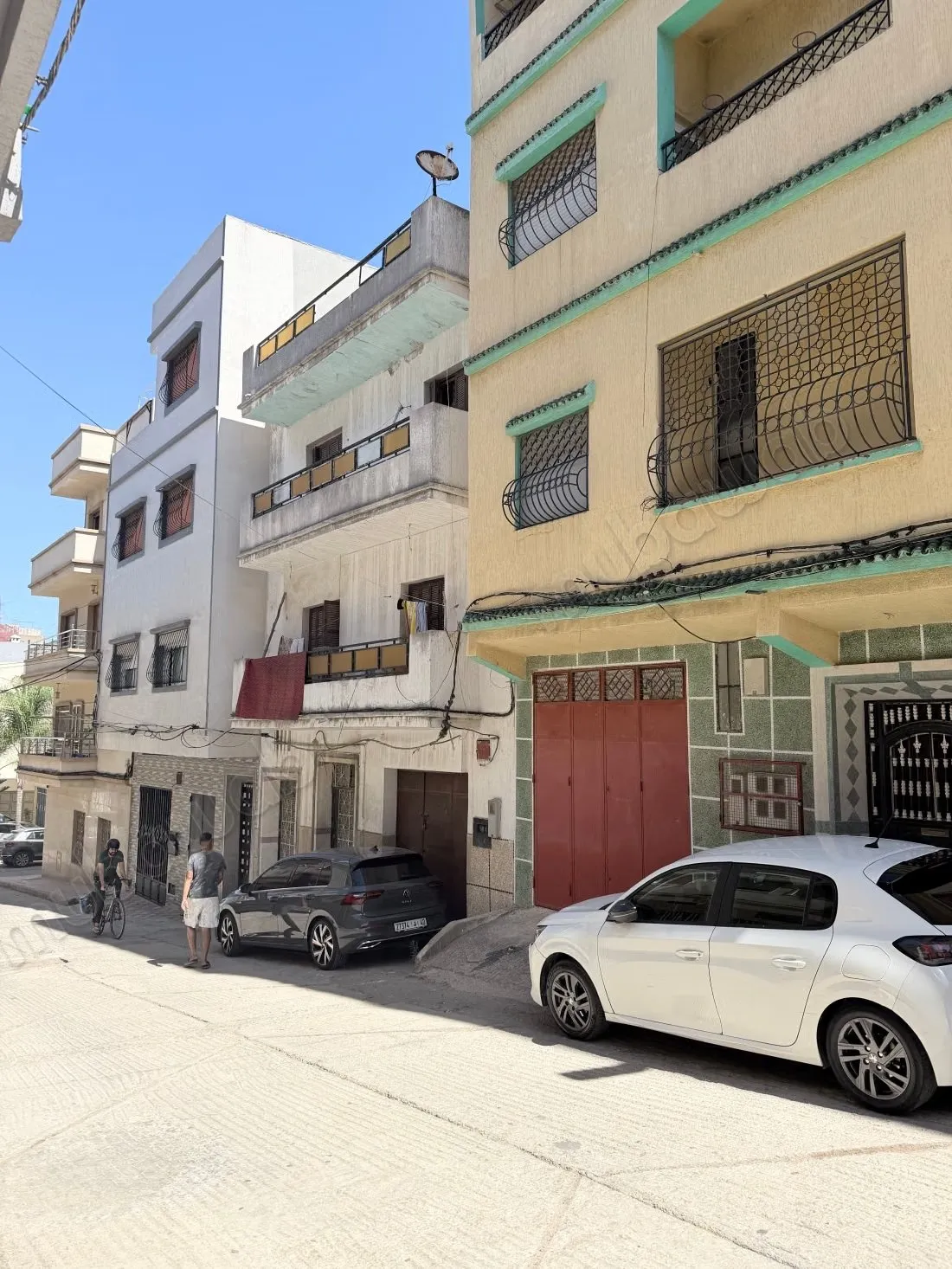 Maison à l'achat à Drissia 
4 etages 
8 chambres.
Parking - طنجة