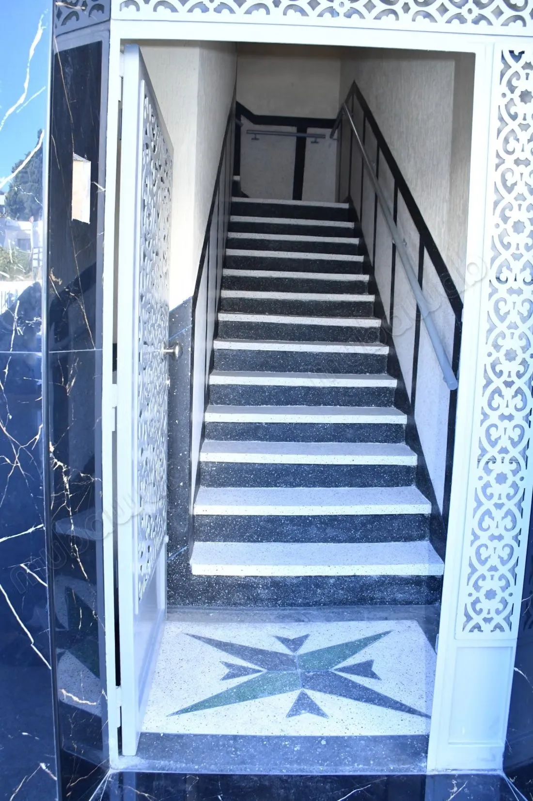 Maison à la vente à Jirrari. Superficie 345 m². Porte blindé... - طنجة (3)