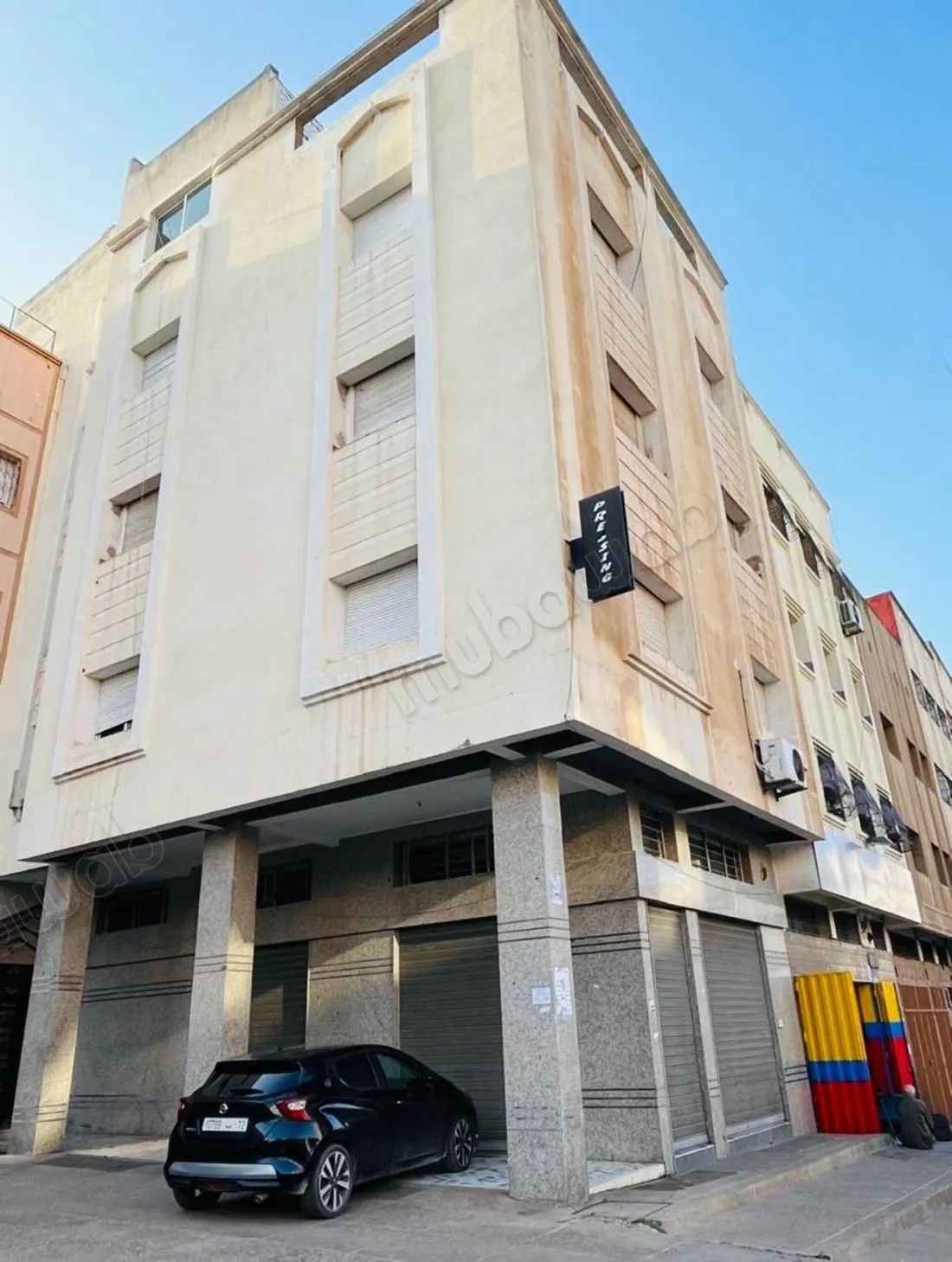 A vendre r4 d'angle avec local commercial et cave - الدار البيضاء