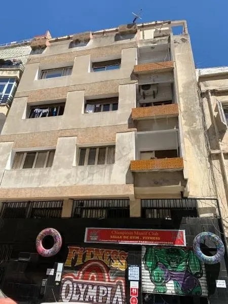 Maison à la vente à Maârif.
Superficie 150 m².
Salon contemp... - الدار البيضاء (2)