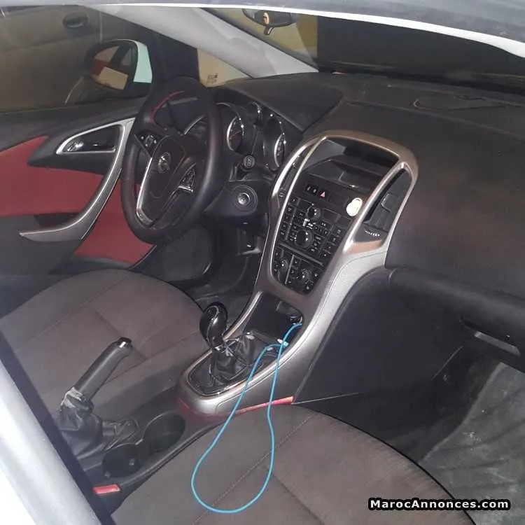 Opel astra essence  2011 8cv - الرباط