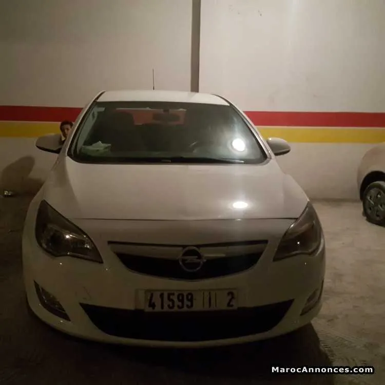 Opel astra essence  2011 8cv - الرباط (3)