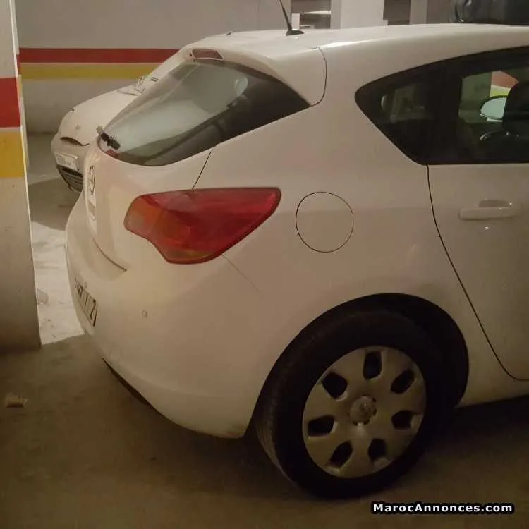 Opel astra essence  2011 8cv - الرباط (2)