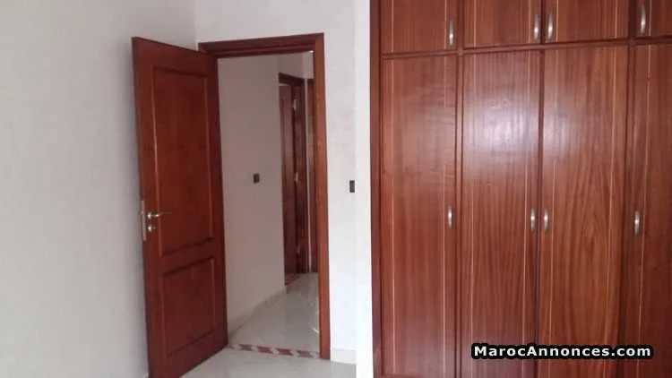 Appartement de 3 chambres au 1èr étage - الجديدة