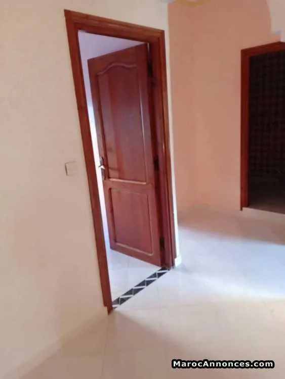 Appartement a 3 chambres au 2 ème étage - الجديدة