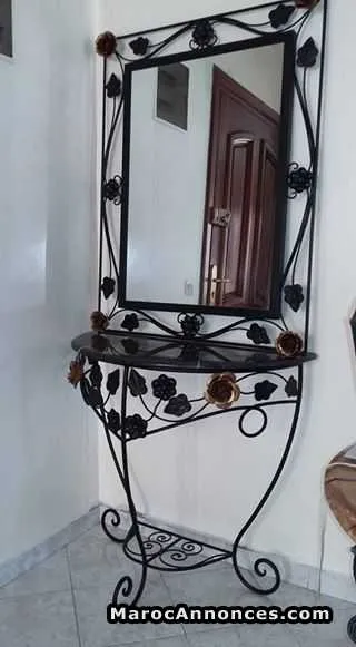 Miroir avec son table presque n - الدار البيضاء