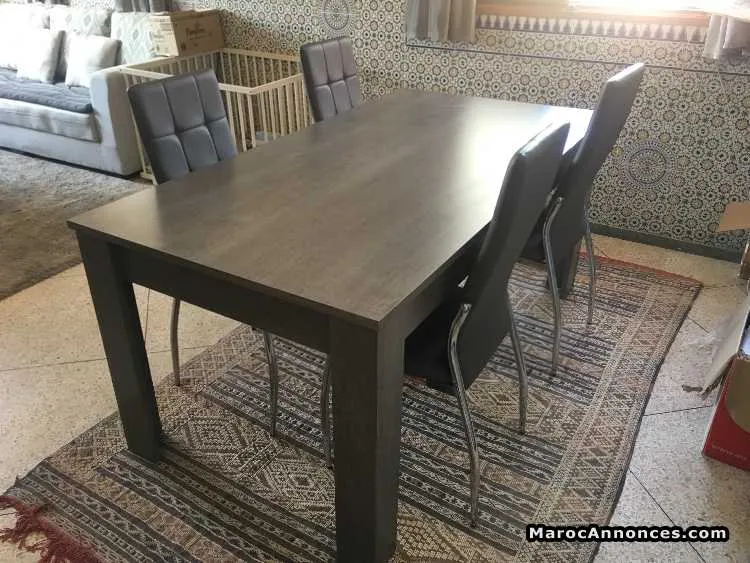 Salon europeen + table sejour avec 4 chaisses plus - مراكش