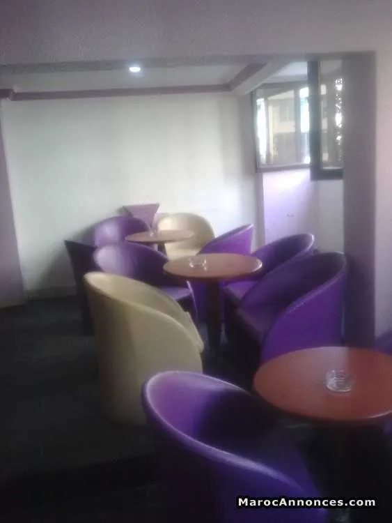 Chaise et table en vente - الدار البيضاء