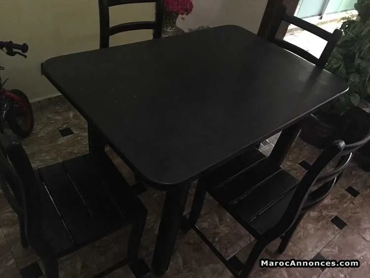 Table avec 4 chaises - الدار البيضاء