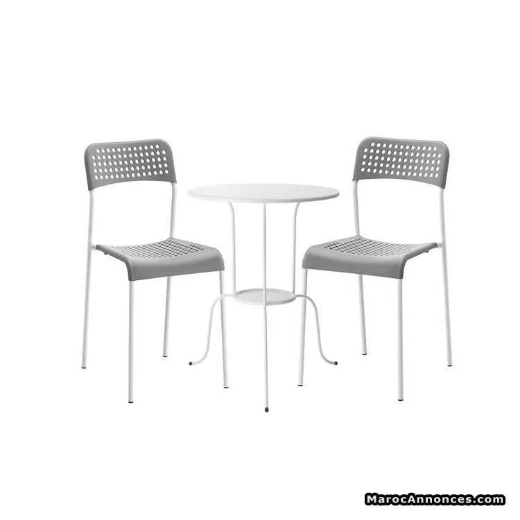 Taleb rond avec deux chaise - الرباط (3)