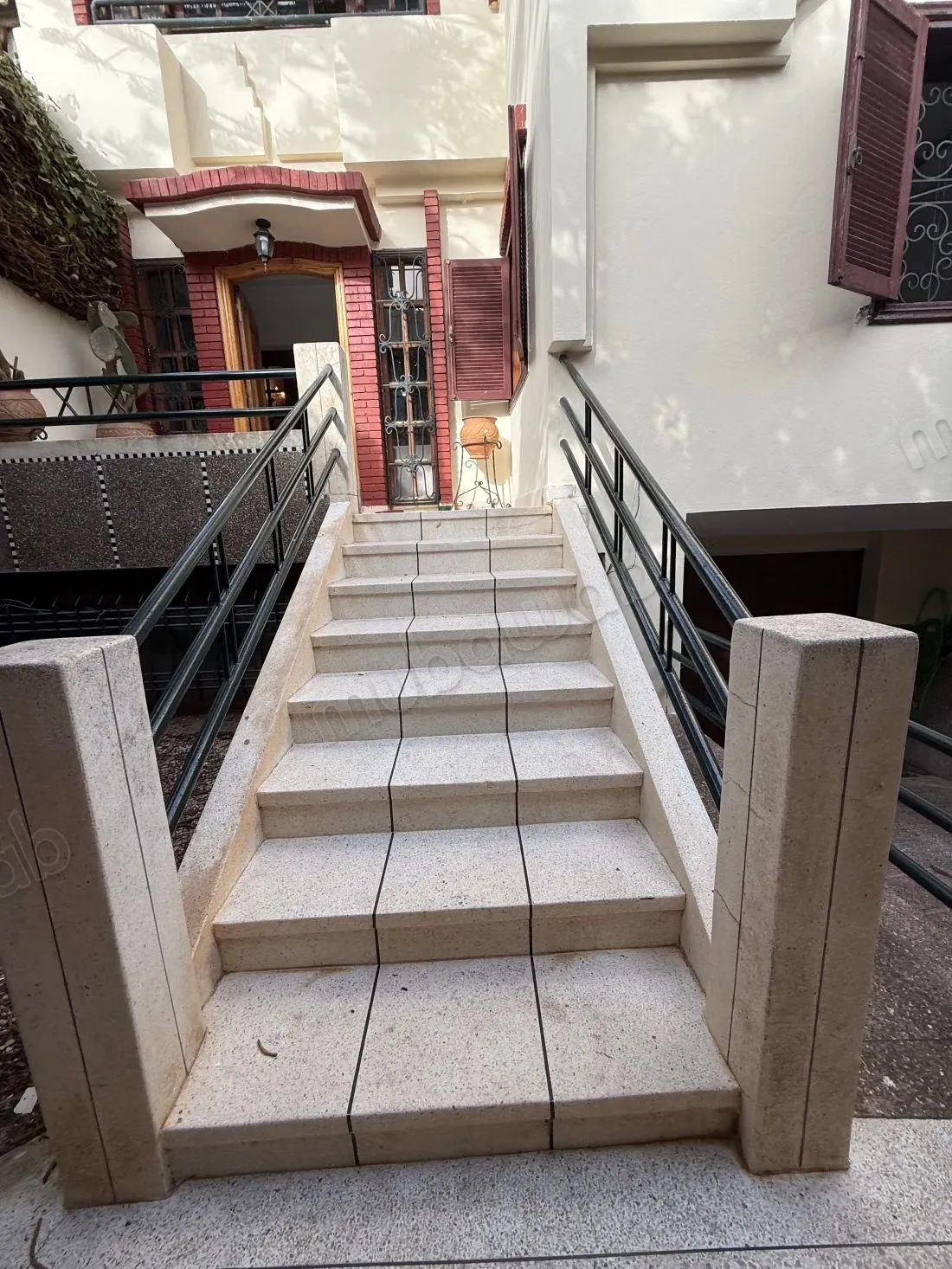 Maison de luxe à vendre à Hay Inara. 
3 grandes pièces. 
Ter... - الدار البيضاء (3)
