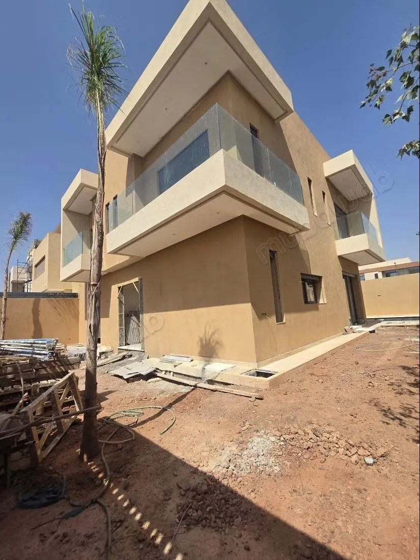 Nouvelle villa de grand style avec 5 chambres et une piscine - مراكش