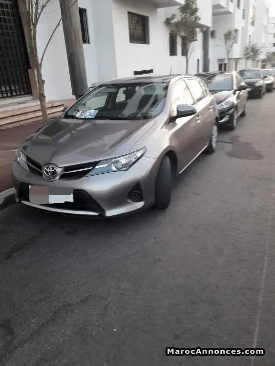 Toyota auris silver - الرباط