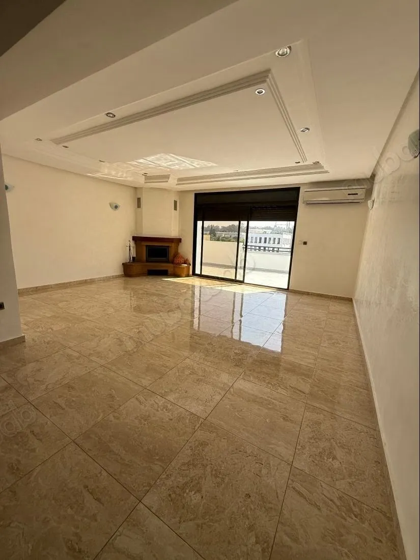 Superbe appartement à louer à Riyad. 
Surface de 250 m². 
Te... - الرباط