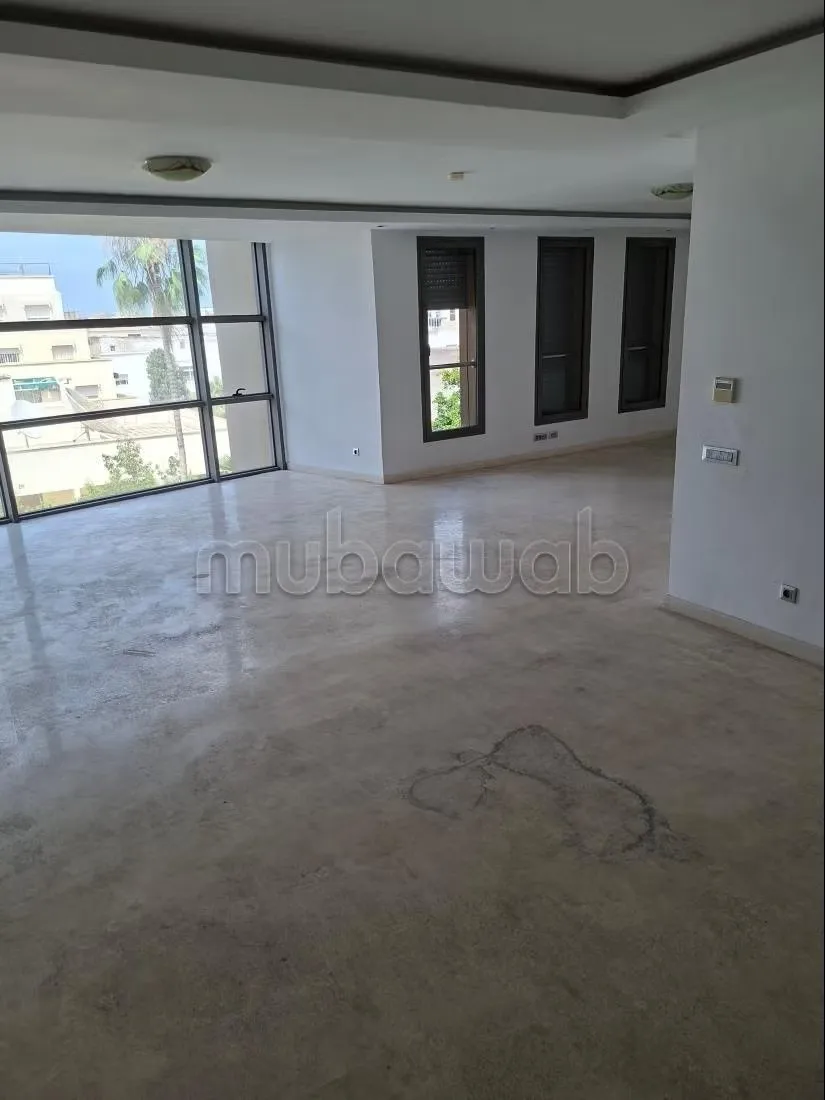A louer un bel appartement haut. 
Stand  2 places au garage - الدار البيضاء