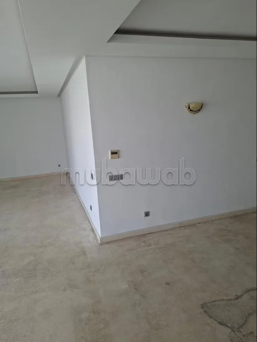 A louer un bel appartement haut. 
Stand  2 places au garage - الدار البيضاء (2)