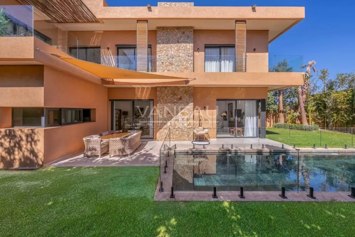 Villa moderne avec piscine dans residence - مراكش