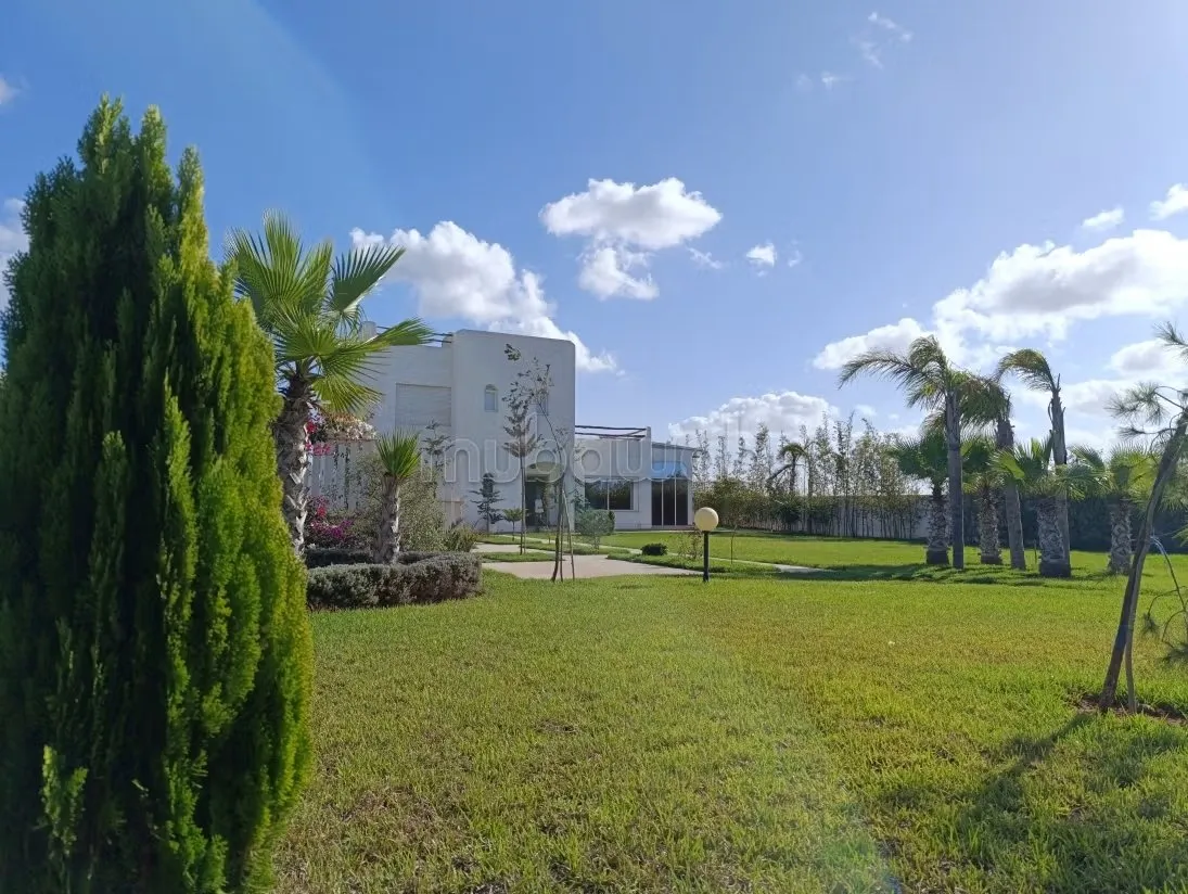 Villa de Charme à Louer Avec Grande Piscine et Jardin - الصخيرات (3)