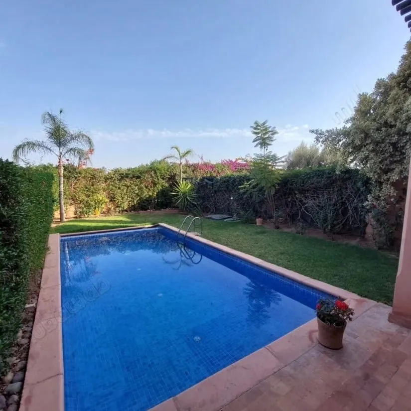 Belle villa dans une résidence golfique, avec piscine - مراكش