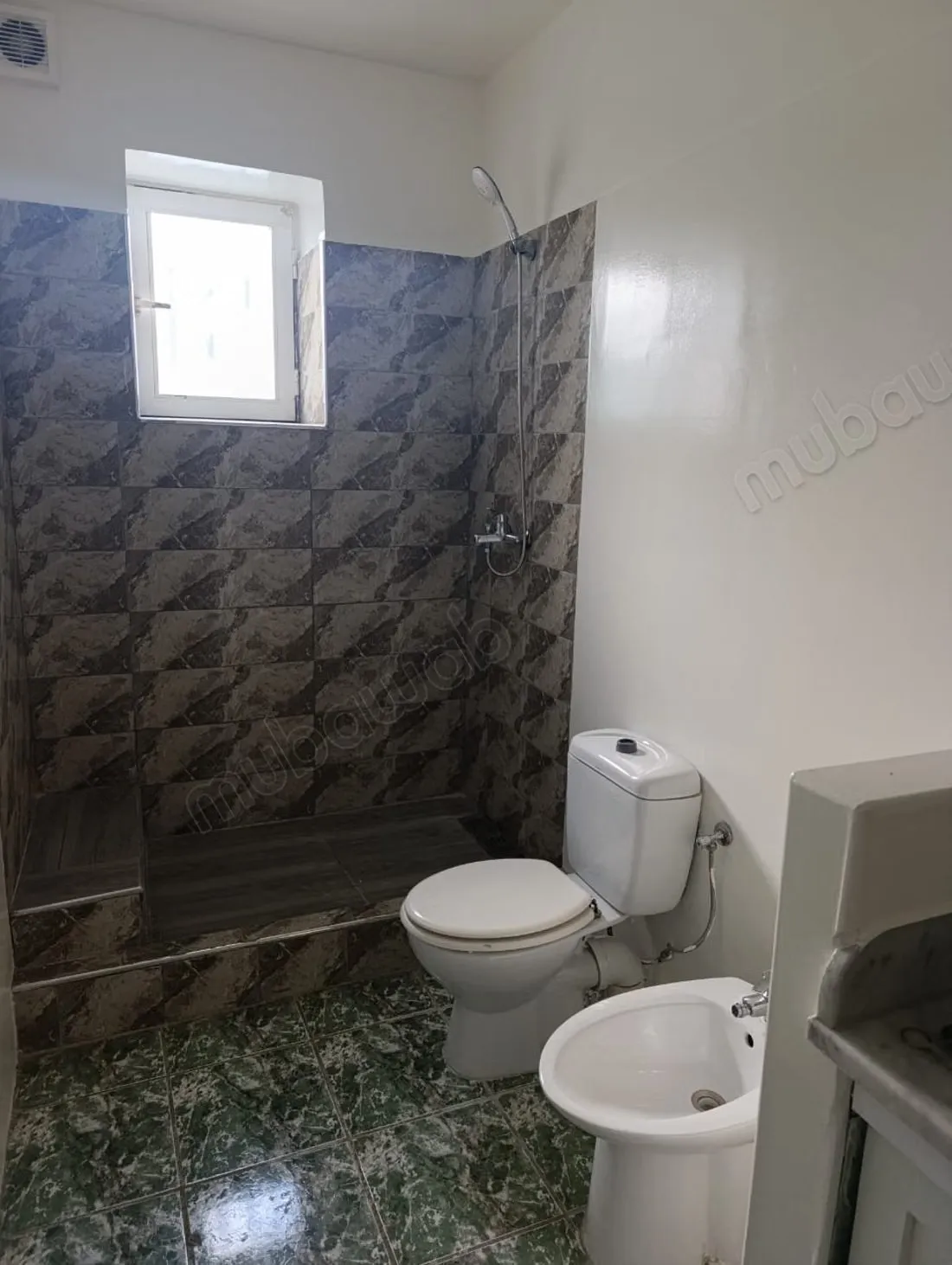 Location villa plein pied à Oasis.
Superficie 200 m².
Salon... - الدار البيضاء (2)
