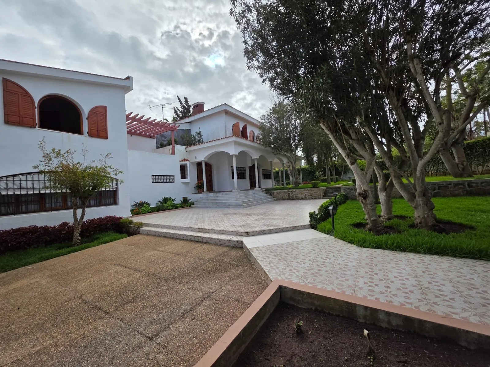 Coquette villa provençale à vendre (Souissi) - الرباط (2)