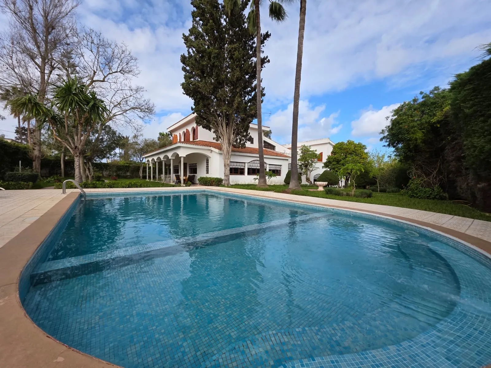 Coquette villa provençale à vendre (Souissi) - الرباط