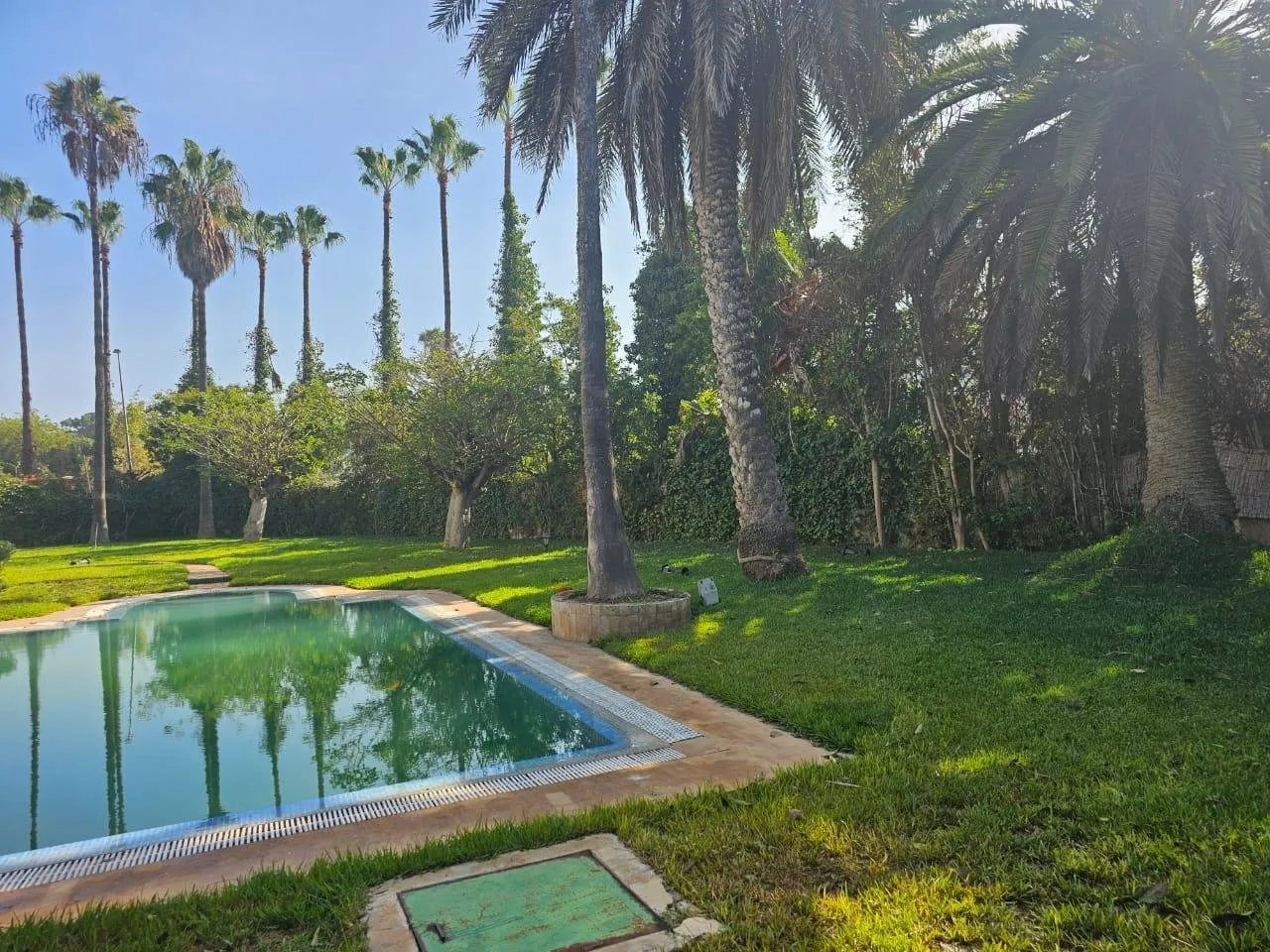 Villa avec piscine jardin arborÃ© nichÃ©e Ã  PRANFA Ã  vendre - الدار البيضاء