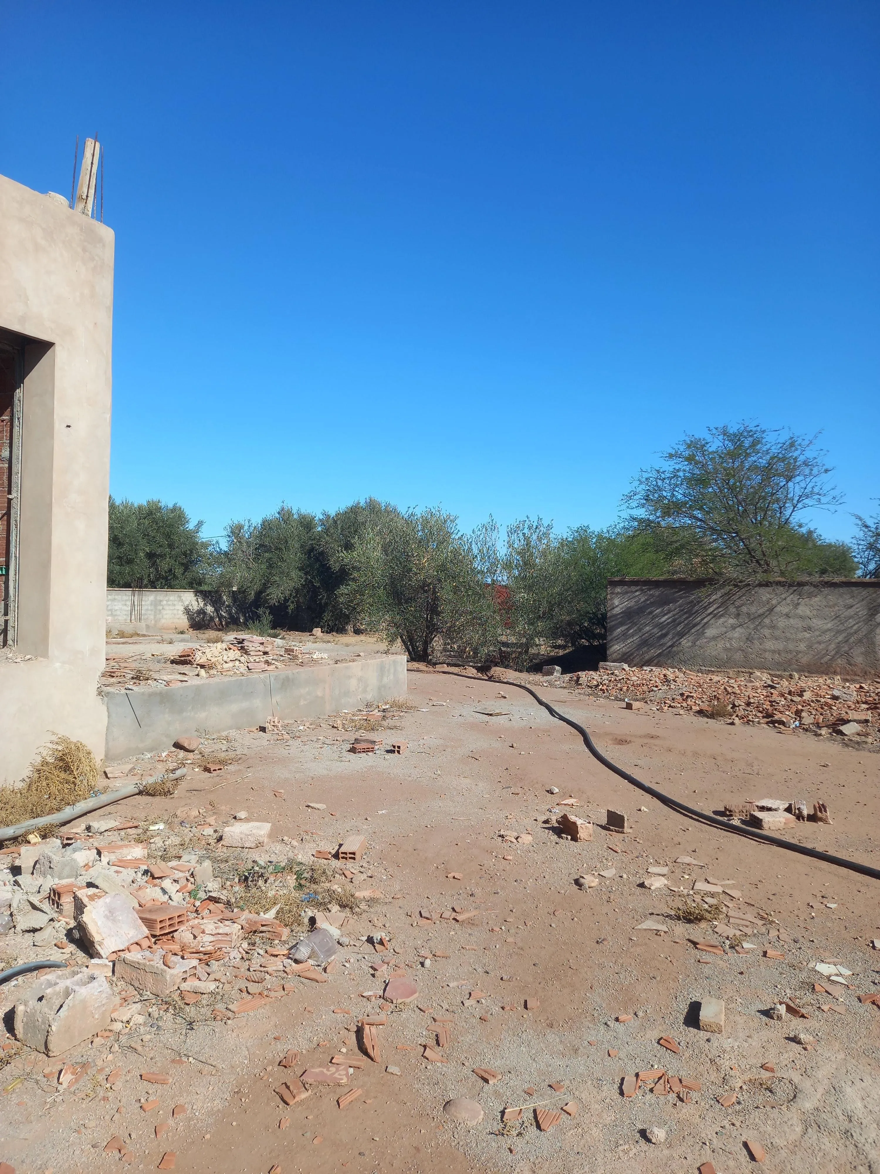 Villa titrée semi finie de 2195 m² sur route de Fès - مراكش (3)