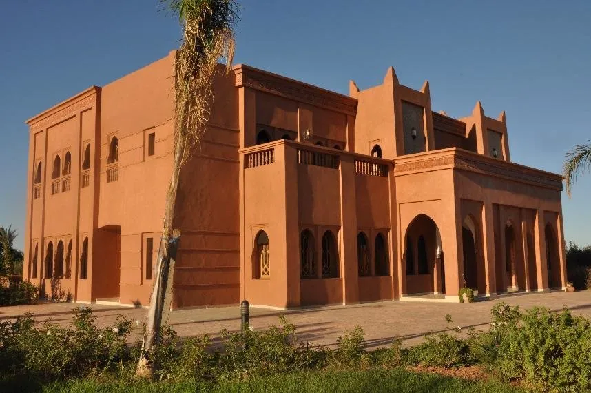 Très beaux palais à vendre sur la route de TAHANAOUTE dans un terrain de 1 Hectare et 200 m²  bâtie Située au bourde de la route pas de piste pâtie sur 3 niveaux de 400 m² chacun se compose 5 suites ,  Hammam Baldi , 2 chambres parentale , une grande cuis - مراكش
