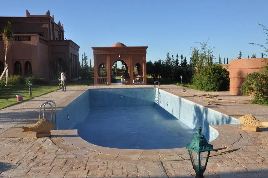 Très beaux palais à vendre sur la route de TAHANAOUTE dans un terrain de 1 Hectare et 200 m²  bâtie Située au bourde de la route pas de piste pâtie sur 3 niveaux de 400 m² chacun se compose 5 suites ,  Hammam Baldi , 2 chambres parentale , une grande cuis - مراكش (4)