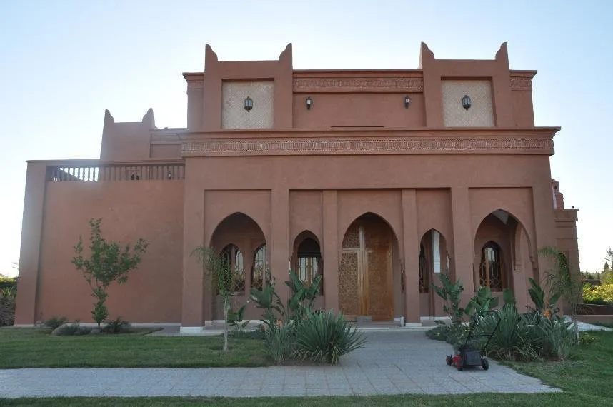 Très beaux palais à vendre sur la route de TAHANAOUTE dans un terrain de 1 Hectare et 200 m²  bâtie Située au bourde de la route pas de piste pâtie sur 3 niveaux de 400 m² chacun se compose 5 suites ,  Hammam Baldi , 2 chambres parentale , une grande cuis - مراكش (2)