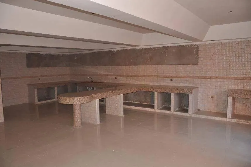 Très beaux palais à vendre sur la route de TAHANAOUTE dans un terrain de 1 Hectare et 200 m²  bâtie Située au bourde de la route pas de piste pâtie sur 3 niveaux de 400 m² chacun se compose 5 suites ,  Hammam Baldi , 2 chambres parentale , une grande cuis - مراكش (3)