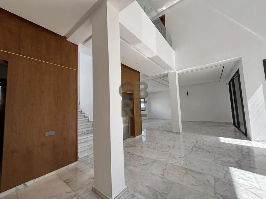 Magnifique villa avec piscine et ascenseur en location à Elmenzeh - الرباط