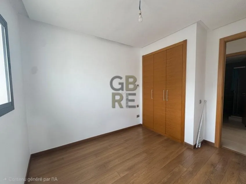 Bel appartement vide en location dans une résidence avec piscine à Prestigia - الرباط